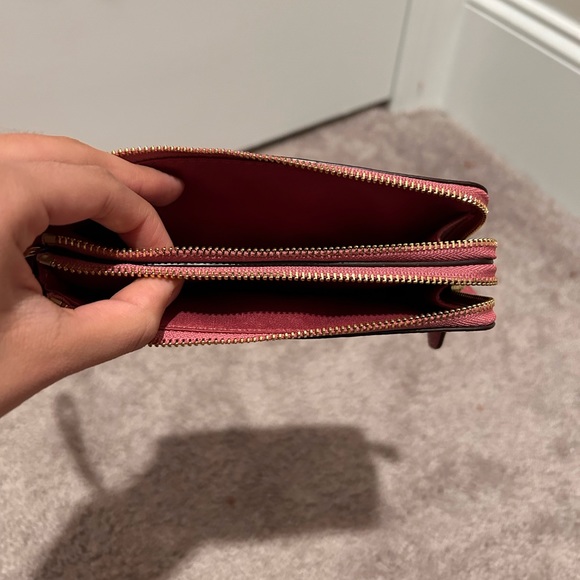 COACH F87590 STRAWBERRY PINK DOUBLE ZIPPER CORNER ZIP - Picture 4 of 11